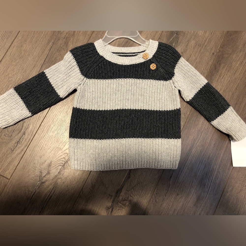 ⭐️5/$30 NWT 9 month Sweater